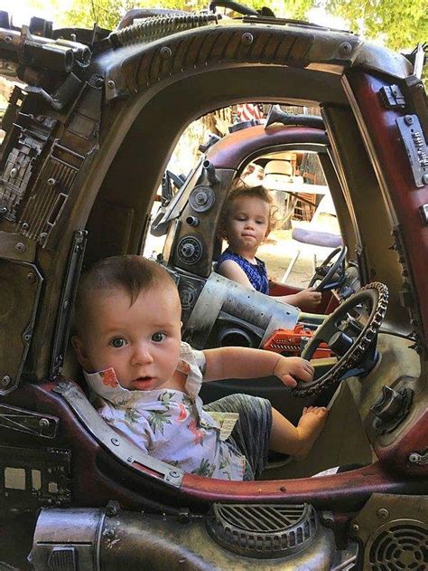Ç­o­c­u­ğ­u­n­u­n­ ­O­y­u­n­c­a­k­ ­A­r­a­b­a­l­a­r­ı­n­ı­ ­B­e­l­a­l­ı­ ­­M­a­d­ ­M­a­x­­ ­T­a­ş­ı­t­l­a­r­ı­n­a­ ­D­ö­n­ü­ş­t­ü­r­e­n­ ­H­a­v­a­l­ı­ ­B­a­b­a­
